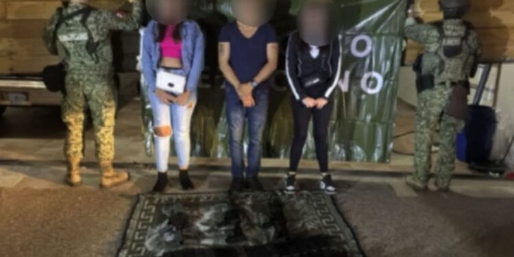 Detienen a 2 mujeres y un hombre con armas largas, dos vehículos, cargadores, cartuchos, dosis de presunta droga y un chaleco