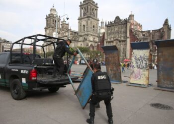 Policía de la Ciudad deMéxico “blindan” Palacio Nacional con vallas previo a marcha de la Generación Z