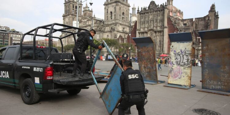 Policía de la Ciudad deMéxico “blindan” Palacio Nacional con vallas previo a marcha de la Generación Z