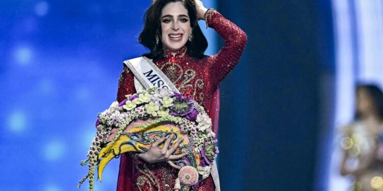 Fátima Bosch se corona como Miss Universo