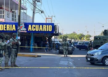 Atacan a balazos a un joven en el Mercado de Abastos