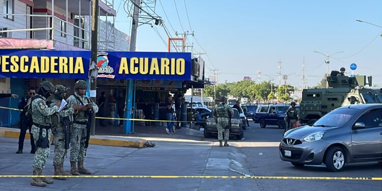 Atacan a balazos a un joven en el Mercado de Abastos