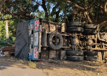 Muere un joven al volcarse un camión de carga en la autopista
