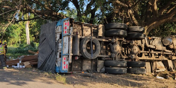 Muere un joven al volcarse un camión de carga en la autopista
