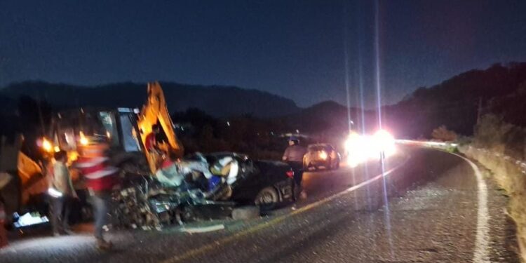 Automóvil choca contra retroexcavadora sobre la Internacional en La Campana