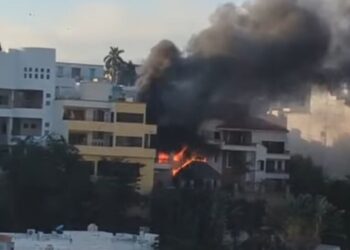 Grupo armado vandaliza e incendia otra residencia en Colinas de San Miguel