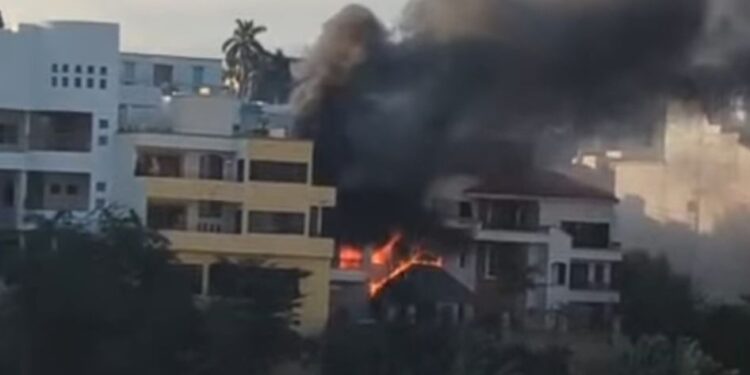 Grupo armado vandaliza e incendia otra residencia en Colinas de San Miguel