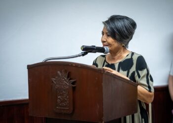 “No me quiero ir sin reconocer: ha sido el presidente que más nos ha apoyado”, le dice jubilada a Juan de Dios Gámez
