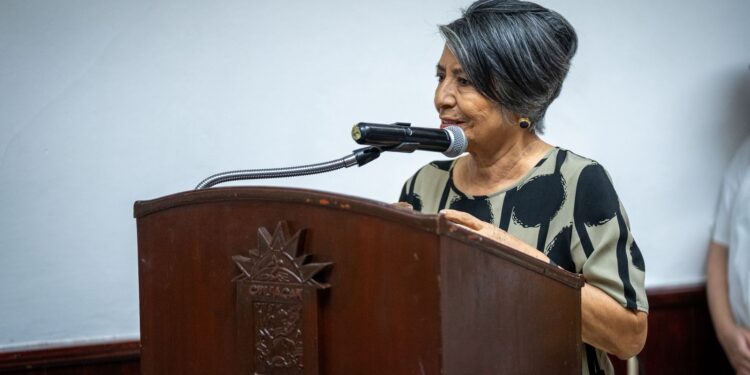 “No me quiero ir sin reconocer: ha sido el presidente que más nos ha apoyado”, le dice jubilada a Juan de Dios Gámez