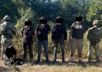Tras una agresión en Rosario, liberan a 2 personas, asegura a 5 civiles, armas, cargadores, cartuchos y un vehículo