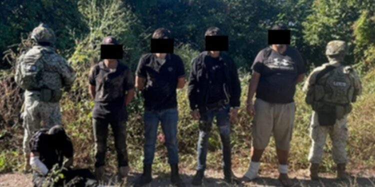 Tras una agresión en Rosario, liberan a 2 personas, asegura a 5 civiles, armas, cargadores, cartuchos y un vehículo