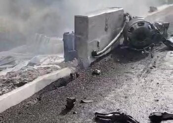 Trailer con dos semirremolques se estrelló contra el muro de un puente de la Maxipista Culiacán-Mazatlán y se redujo a cenizas