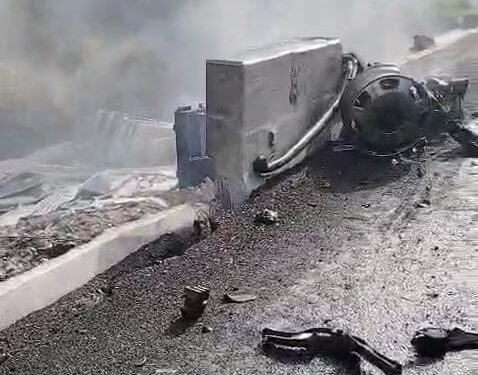 Trailer con dos semirremolques se estrelló contra el muro de un puente de la Maxipista Culiacán-Mazatlán y se redujo a cenizas