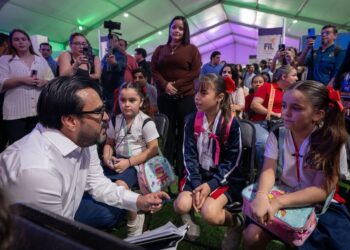 Más de 16 mil 500 personas asisten el primer día de la Feria Internacional del Libro 2025