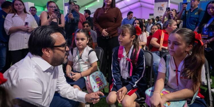 Más de 16 mil 500 personas asisten el primer día de la Feria Internacional del Libro 2025