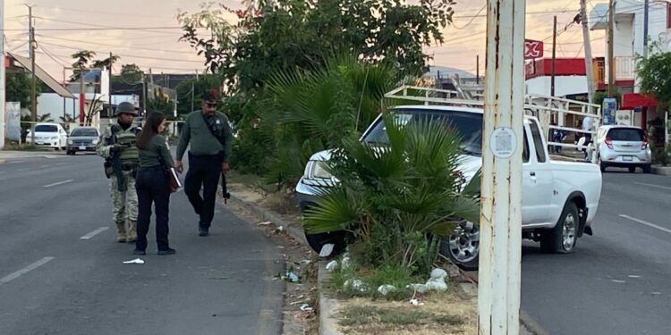 Grupo armado ataca a balazos al conductor de una camioneta sobre la avenida Revolución