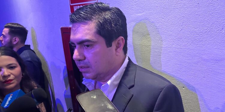 Periodista Héctor Ponce presenta el libro “La Decisión”