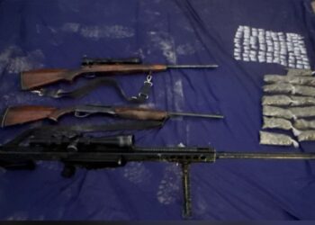 Aseguran armas largas, entre ellas un fusil Barrett calibre .50, además de municiones, droga y un vehículo