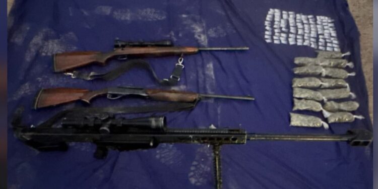 Aseguran armas largas, entre ellas un fusil Barrett calibre .50, además de municiones, droga y un vehículo