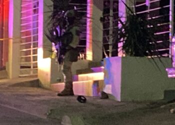 Un hombre murió y otro más resultó herido al ser atacados a balazos por una pareja en motocicleta en Los Pinos