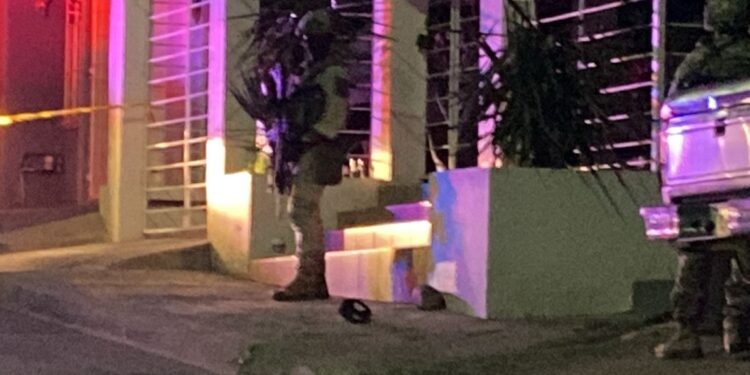 Un hombre murió y otro más resultó herido al ser atacados a balazos por una pareja en motocicleta en Los Pinos