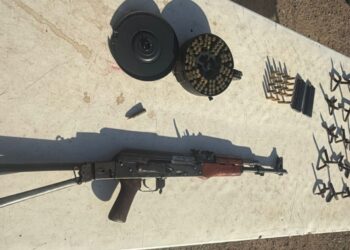 Tras persecución en Culiacán, el Grupo Interinstitucional aseguró un vehículo, un fusil, municiones y ponchallantas