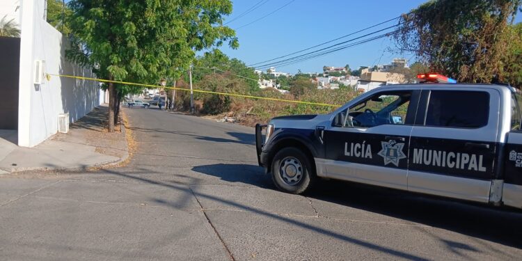 Hallan un cuerpo envuelto en una sábana en la colonia Lomas de Guadalupe