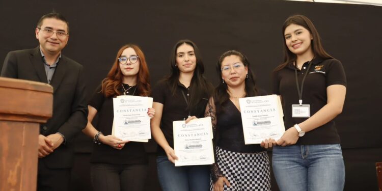 Tres estudiantes de la UAS ganan el primer lugar en la Olimpiada de Microbiología, realizada en la Universidad de Ixtlahuaca, en el EdoMex