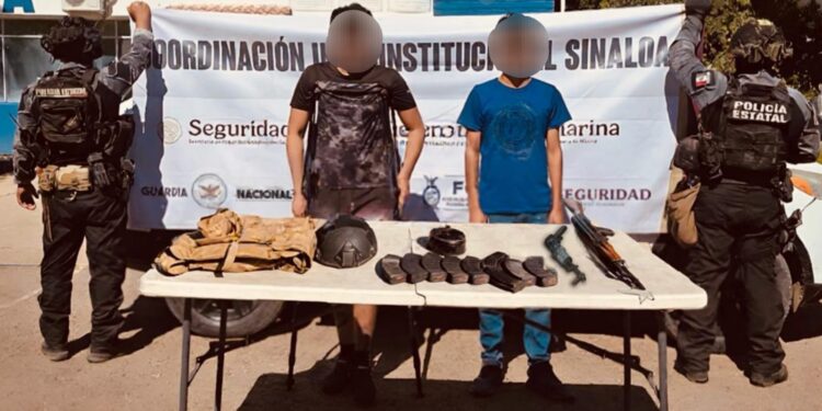 Detienen a dos civiles; les aseguraron dos fusiles, municiones y equipo táctico en Culiacán
