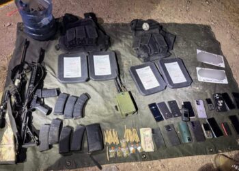 Grupo Interinstitucional libera a 20 personas y asegura un fusil, cargadores, municiones, presunta droga y un vehículo robado