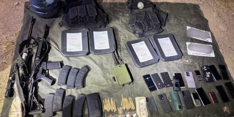 Grupo Interinstitucional libera a 20 personas y asegura un fusil, cargadores, municiones, presunta droga y un vehículo robado