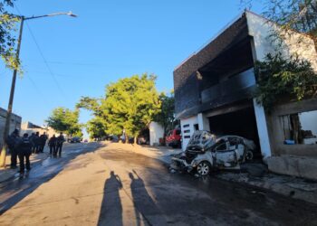 Atacan a balazos y queman una casa en en Lomas del Humaya