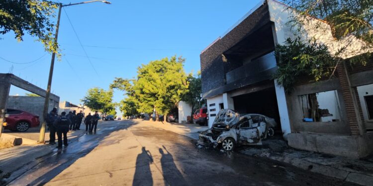 Atacan a balazos y queman una casa en en Lomas del Humaya