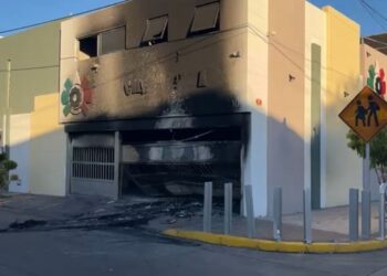 Colegio Azteca pasa a clases en línea tras nuevo ataque contra sus instalaciones en Culiacán; sujetos incendiaron vehículo en la fachada