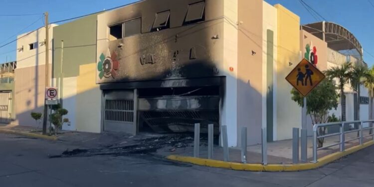 Colegio Azteca pasa a clases en línea tras nuevo ataque contra sus instalaciones en Culiacán; sujetos incendiaron vehículo en la fachada