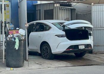 Atacan a balazos a joven en un auto lavado en la colonia 4 de Marzo