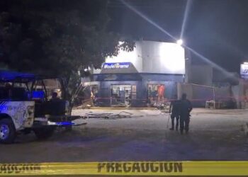 Arrojan explosivo a expendio de cerveza en Mazatlán; una mujer resulta herida