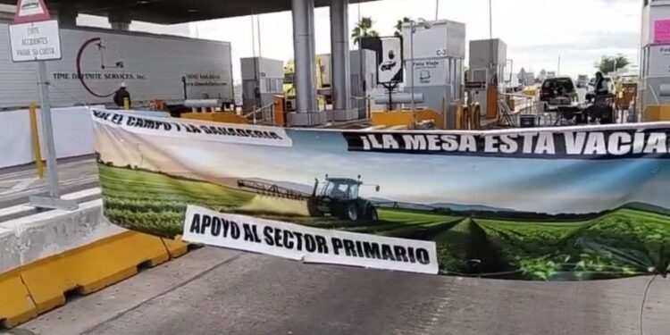 Productores siguen en la caseta de La Platanera; esperan definiciones del Gobierno Federal