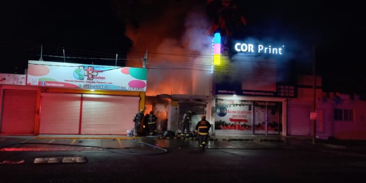 Vandalizan y queman un local comercial en la colonia Miguel Alemán