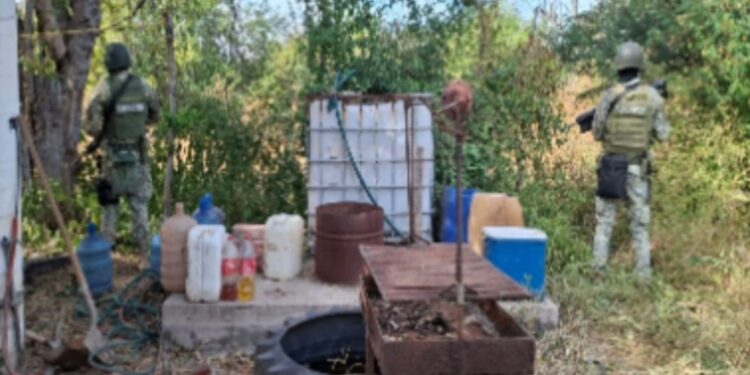 Aseguran 7 áreas de concentración de químicos y 2 laboratorios clandestinos en Culiacán, Cosalá y San Ignacio