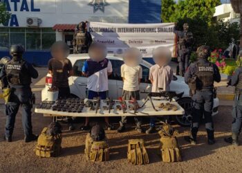 Aseguran a 4 civiles, armas largas, cargadores, cartuchos, equipo táctico y un vehículo en Valle Alto