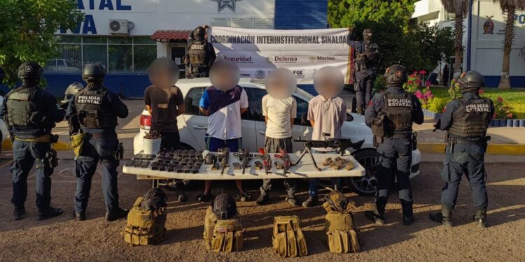 Aseguran a 4 civiles, armas largas, cargadores, cartuchos, equipo táctico y un vehículo en Valle Alto