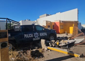Dos policias y un civil en choque de patrulla y una camioneta en Villas del Río