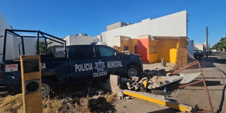 Dos policias y un civil en choque de patrulla y una camioneta en Villas del Río