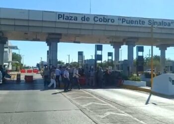 Productores bloquean por completo casetas en Sinaloa como parte de protesta nacional