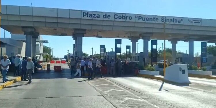 Productores bloquean por completo casetas en Sinaloa como parte de protesta nacional