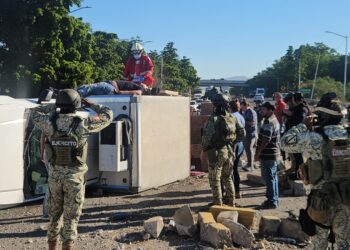 Vuelca camioneta cargada de huevos de gallina; el resultó lesionado y llevado a un hospital