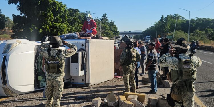 Vuelca camioneta cargada de huevos de gallina; el resultó lesionado y llevado a un hospital