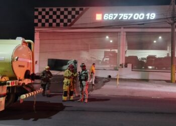 Incendian vehículos de lujo en el Mercado de Abastos