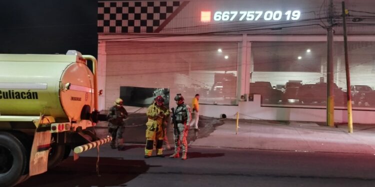 Incendian vehículos de lujo en el Mercado de Abastos